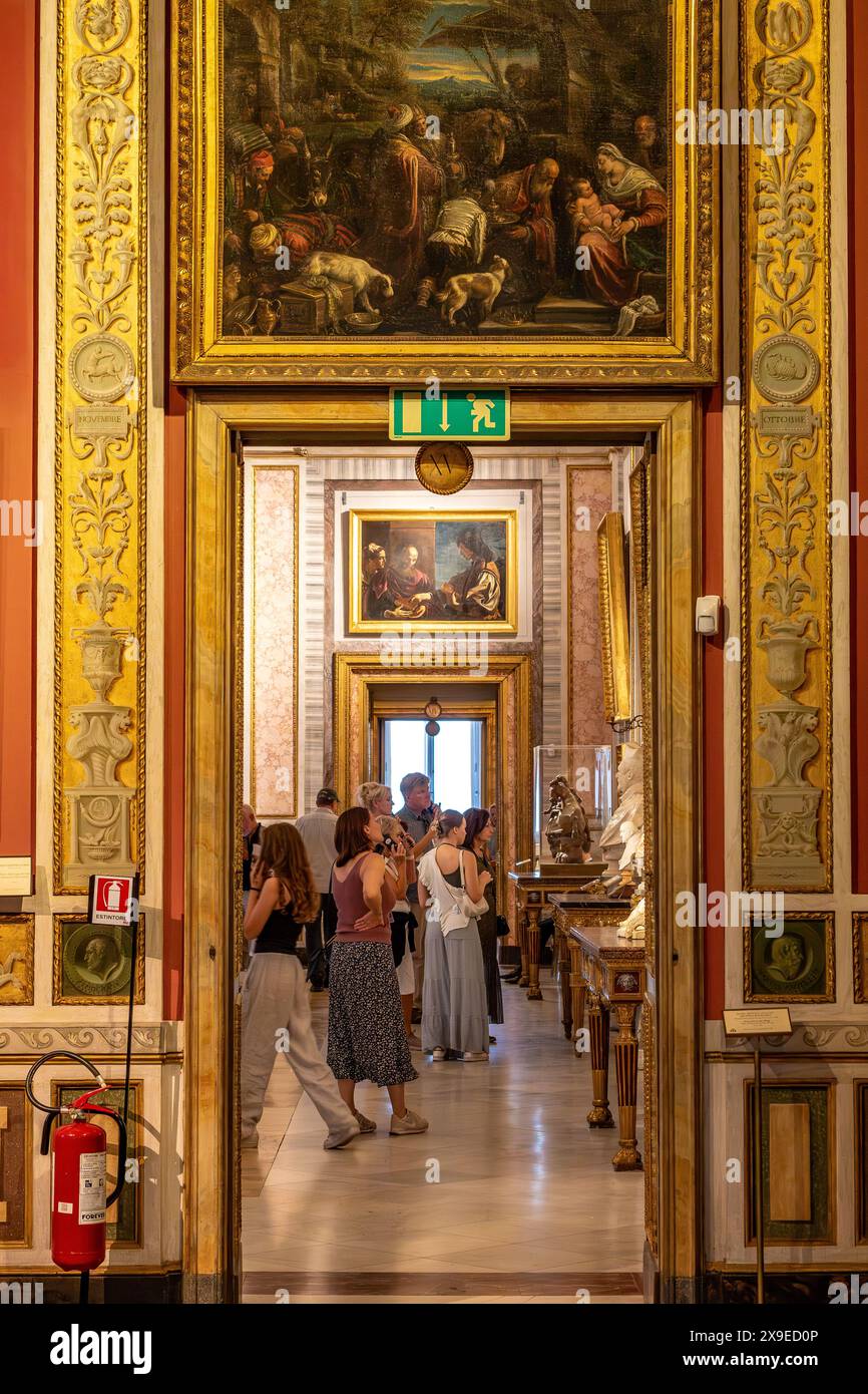 Les gens apprécient les œuvres d'art à l'intérieur de la Galleria Borghese , une galerie d'art située dans l'ancienne Villa Borghese Pinciana à Rome, en Italie Banque D'Images Les gens apprécient les œuvres d'art à l'intérieur de la Galleria Borghese , une galerie d'art située dans l'ancienne Villa Borghese Pinciana à Rome, en Italie Banque D'Images