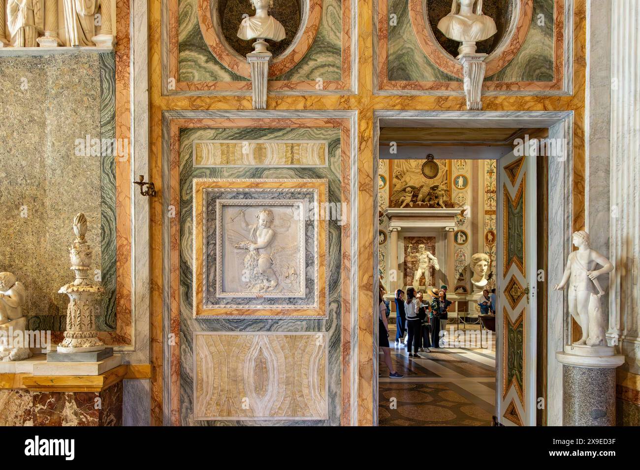Les visiteurs apprécient les œuvres d'art à l'intérieur de la Galleria Borghese, une galerie d'art située dans l'ancienne Villa Borghese Pinciana à Rome, en Italie Banque D'Images Les visiteurs apprécient les œuvres d'art à l'intérieur de la Galleria Borghese, une galerie d'art située dans l'ancienne Villa Borghese Pinciana à Rome, en Italie Banque D'Images