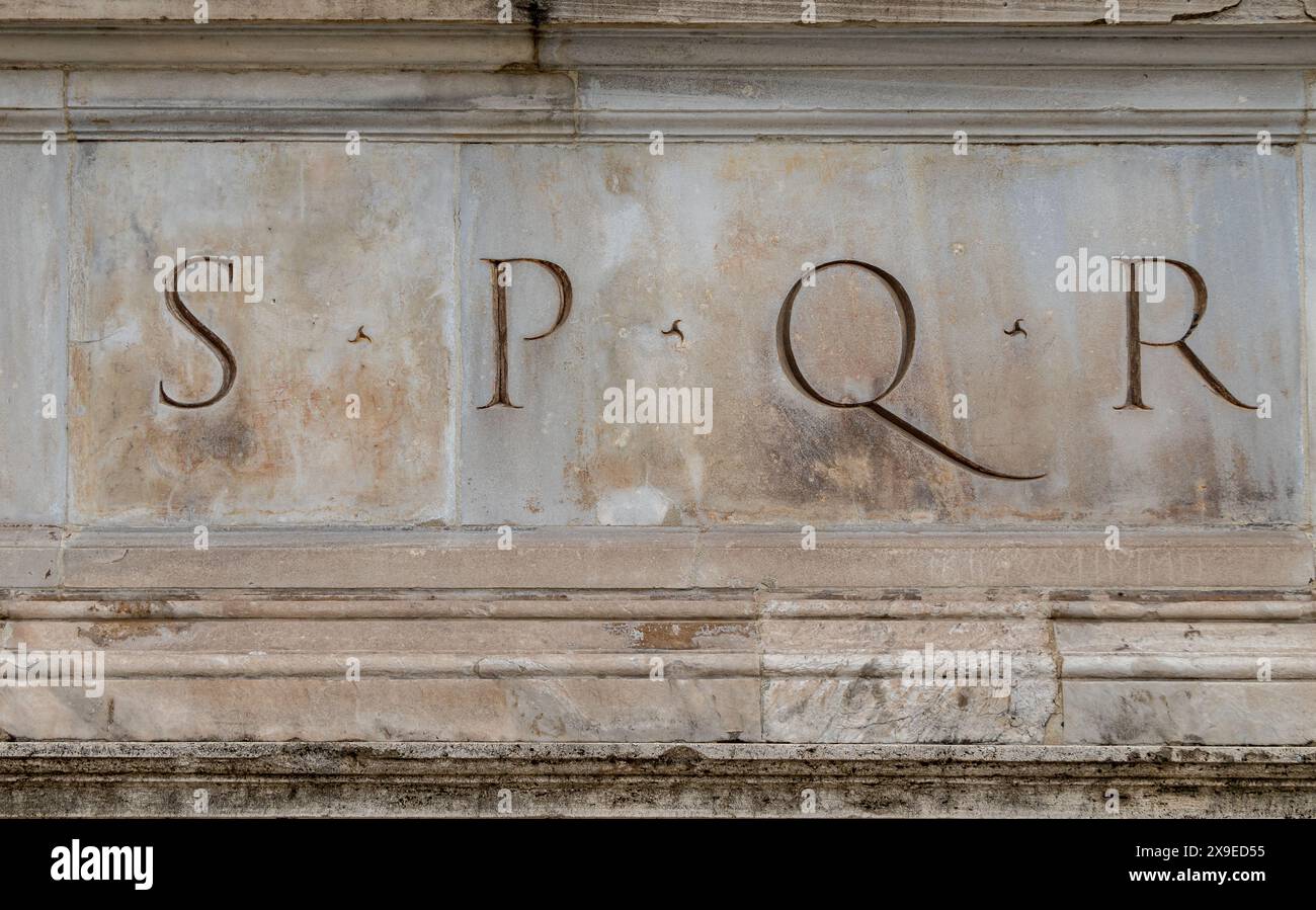 Le symbole SPQR - le Sénat et le peuple de Rome, une phrase emblématique se référant au gouvernement de la République romaine sur un bâtiment à Rome, en Italie Banque D'Images