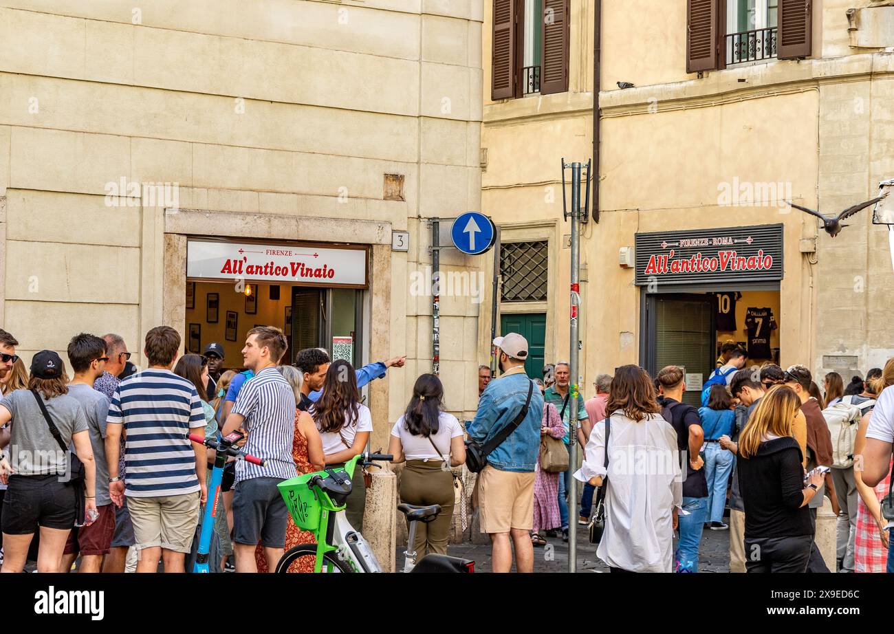 Les gens font la queue devant All'Antico Vinaio sur la Piazza della Maddalena , un magasin de sandwiches et panini très populaire, Rome, Taly Banque D'Images