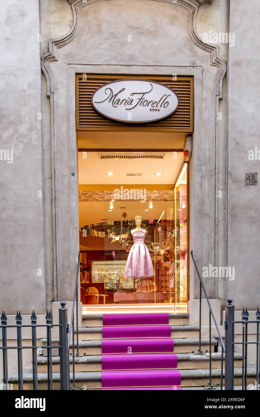 Un tapis violet sur les marches de pierre menant à l'entrée de Maria Fiorello, une maison de haute couture sur la via Belsiana à Rome, en Italie Banque D'Images