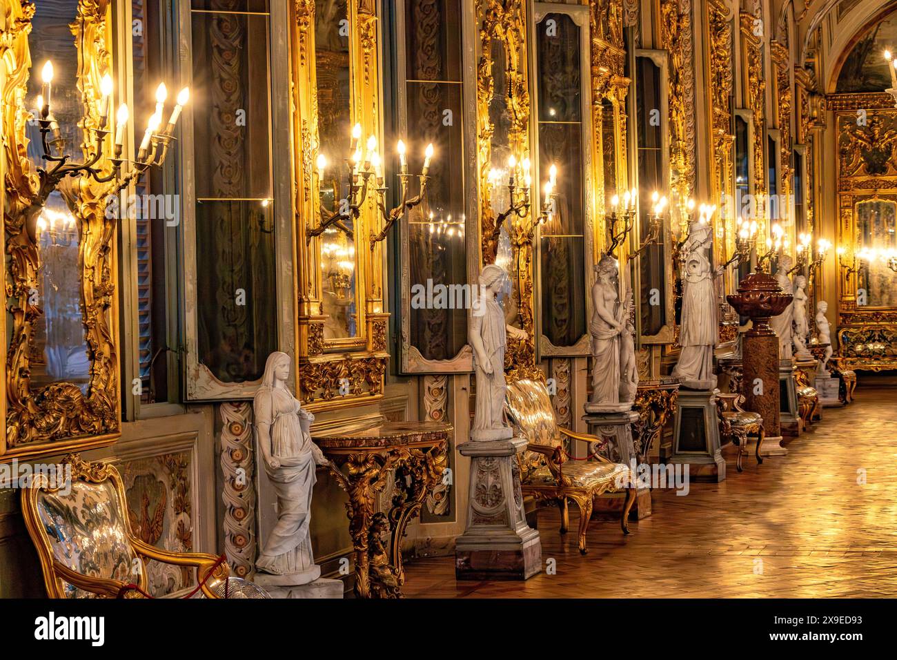 Statues bordant la Galerie des glaces, Galleria degli Specchi, à l'intérieur de la Galleria Doria Pamphilj située sur la via del Corso à Rome, Italie Banque D'Images