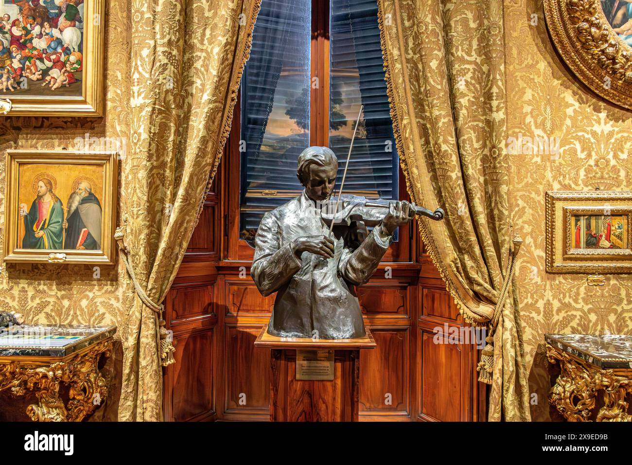 Buste d'un homme jouant du violon dans une pièce à l'intérieur du Palazzo Doria Pamphilj, Rome, Italie Banque D'Images