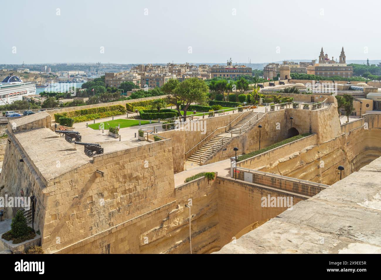 La Valette, Malte - 8 août 2019 : canons sur la contre-garde de Saint Jame, construits le long du Grand fossé en 1640 dans le cadre des fortifications de la ville. Banque D'Images