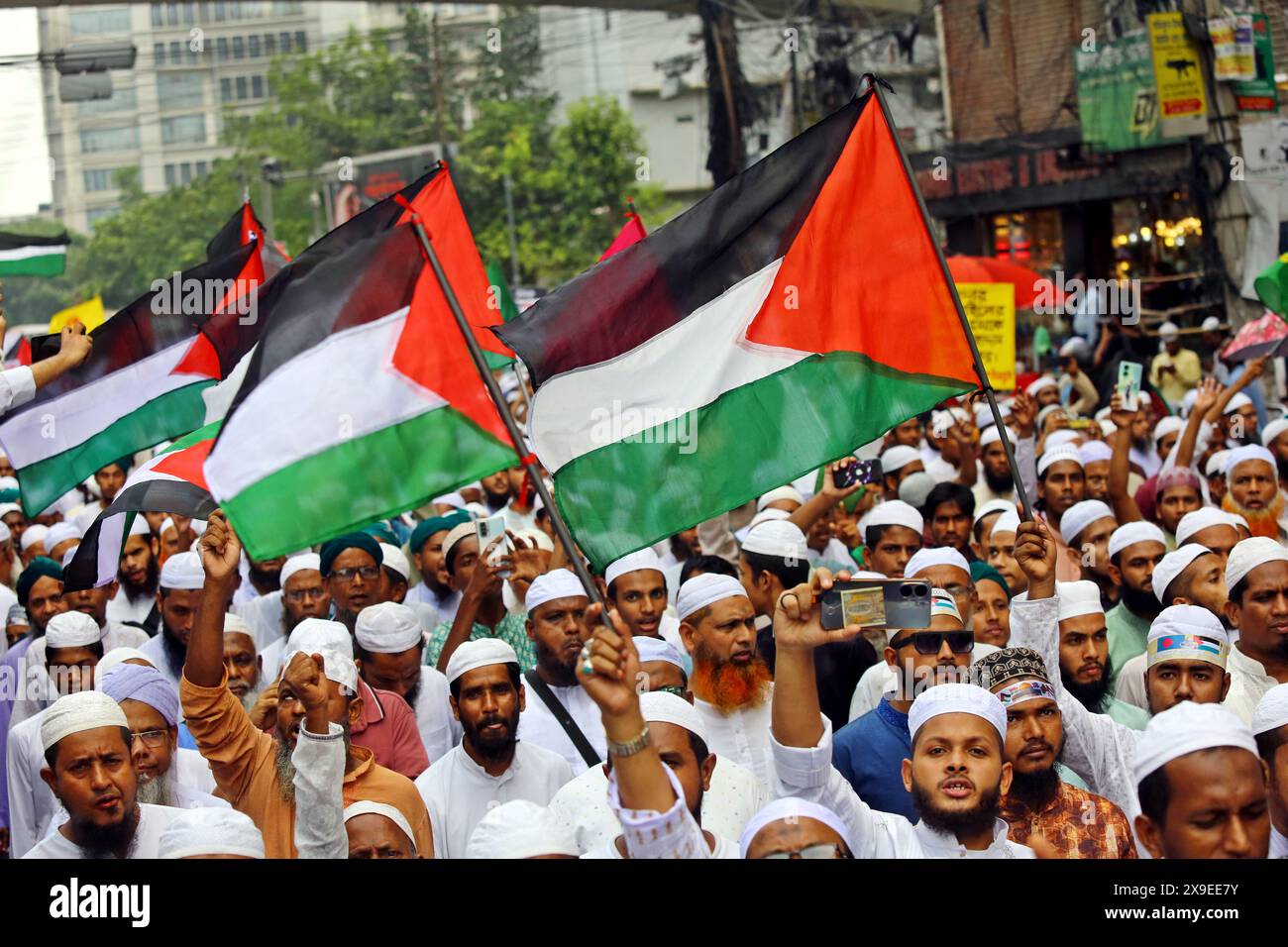 Les membres et partisans du parti Islami Andolon Bangladesh portent des pancartes et des drapeaux palestiniens alors qu’ils participent à une manifestation de masse en soutien au peuple palestinien après la prière du vendredi à la mosquée Baitul Mukarram à Dhaka, Bangladesh, le 31 mai 2024. Plus de 34 600 Palestiniens et plus de 1 455 Israéliens ont été tués, selon le ministère palestinien de la santé et les Forces de défense israéliennes (FDI), depuis que des militants du Hamas ont lancé une attaque contre Israël depuis la bande de Gaza le 7 octobre 2023, et les opérations israéliennes à Gaza et en Cisjordanie qui ont suivi. Photo de Habib Banque D'Images