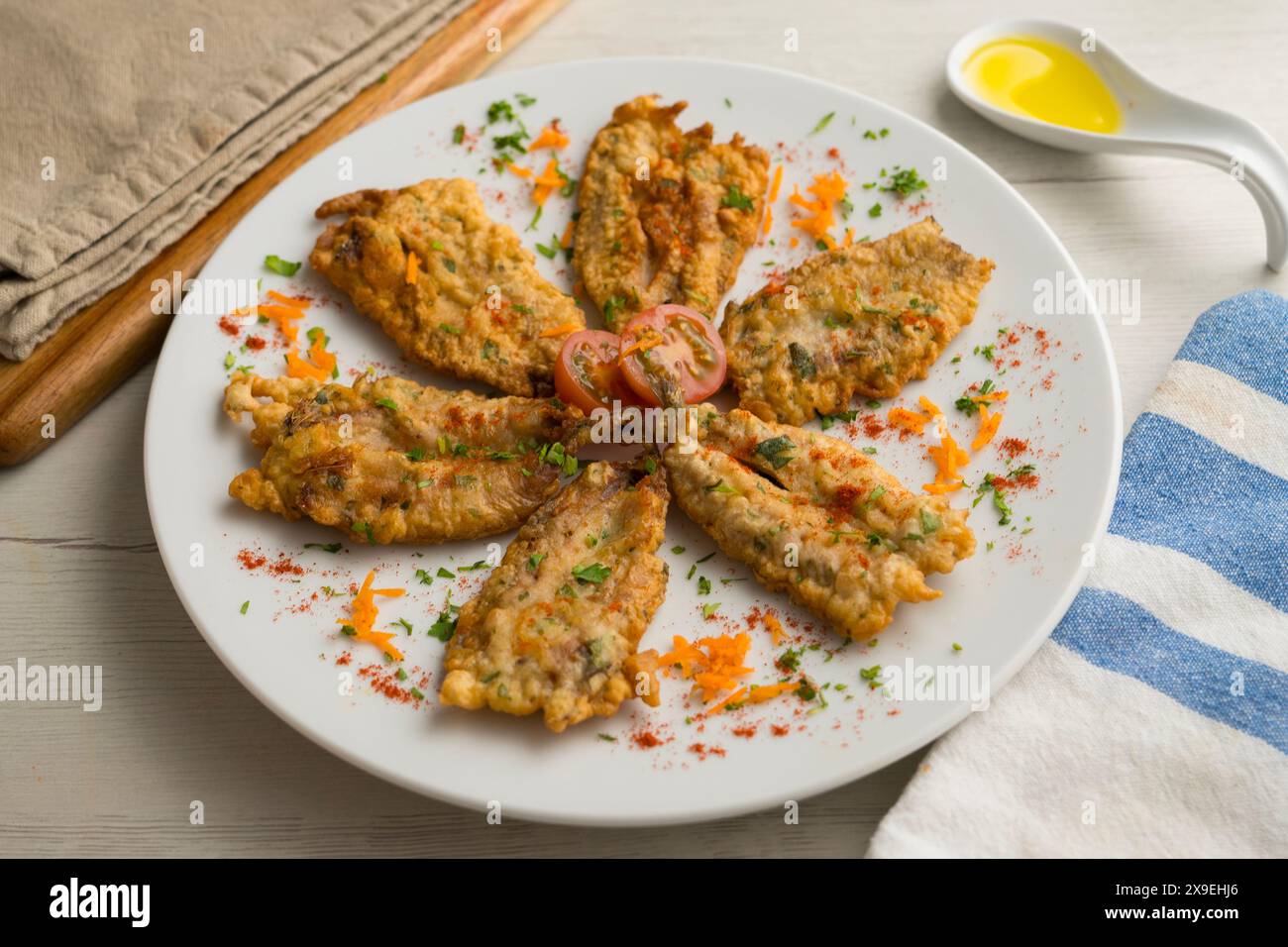 Tapa d'anchois battue avec de la farine et des oeufs dans un restaurant espagnol. Tapa traditionnelle de la gastronomie espagnole. Banque D'Images