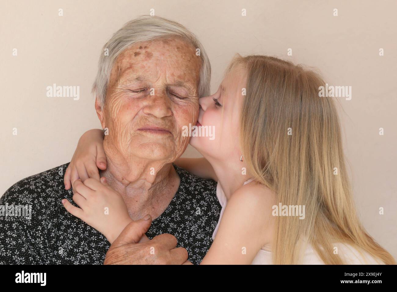 Famille heureuse, enfant et arrière-grand-mère embrassent, se détendre, sourire, amour et lien ensemble, heureux et contenu à la maison montrant l'amour et l'affection Banque D'Images