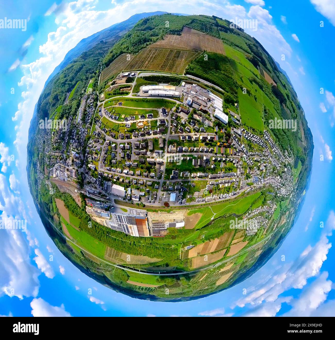 Luftbild, Wohngebiet Ortsansicht Bestwig, Gewerbegebiet mit Howmet Aerospace Tital GmbH, Waldgebiet und Baumplantagen, Erdkugel, Fisheye Aufnahme, Fischaugen Aufnahme, 360 Grad Aufnahme, minuscule monde, petite planète, fisheye Bild, Velmede, Bestwig, Sauerland, Nordrhein-Westfalen, Deutschland ACHTUNGxMINDESTHONORARx60xEURO *** vue aérienne, zone résidentielle, vue de Bestwig, zone industrielle avec Howmet Aerospace Tital GmbH, zone forestière et plantations d'arbres, globe terrestre, image fisheye, image fisheye, image fisheye, image 360 degrés, minuscule monde, petite planète, image fisheye, Velmede, Bestwig, Sauerland, Rhénanie du Nord Banque D'Images