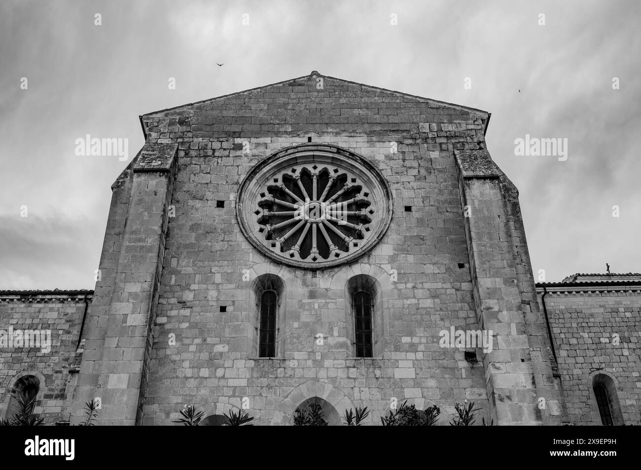 Santa Maria de Arabona est une abbaye datant de la fin du XIIe siècle située dans le hameau du même nom dans la municipalité de Manoppello Banque D'Images