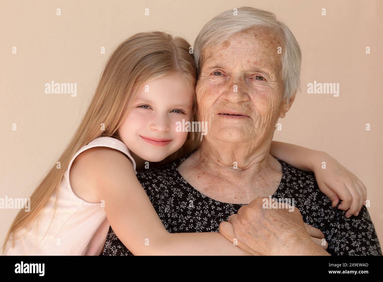Famille heureuse, enfant et arrière-grand-mère embrassent, se détendre, sourire, amour et lien ensemble, heureux et contenu à la maison montrant l'amour et l'affection Banque D'Images