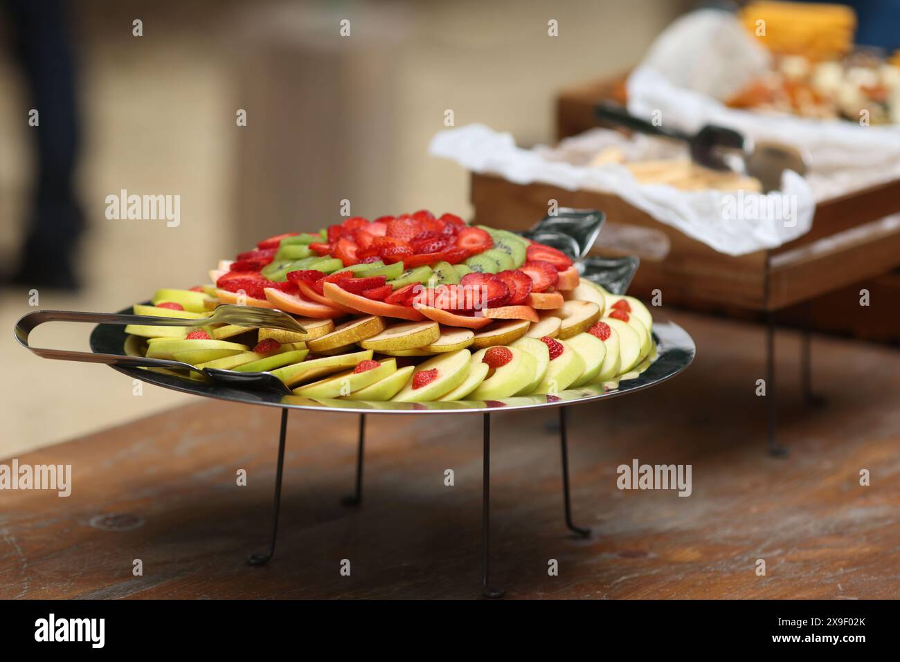 Faible profondeur de champ (foyer sélectif) détails avec une salade de fruits à un buffet. Banque D'Images