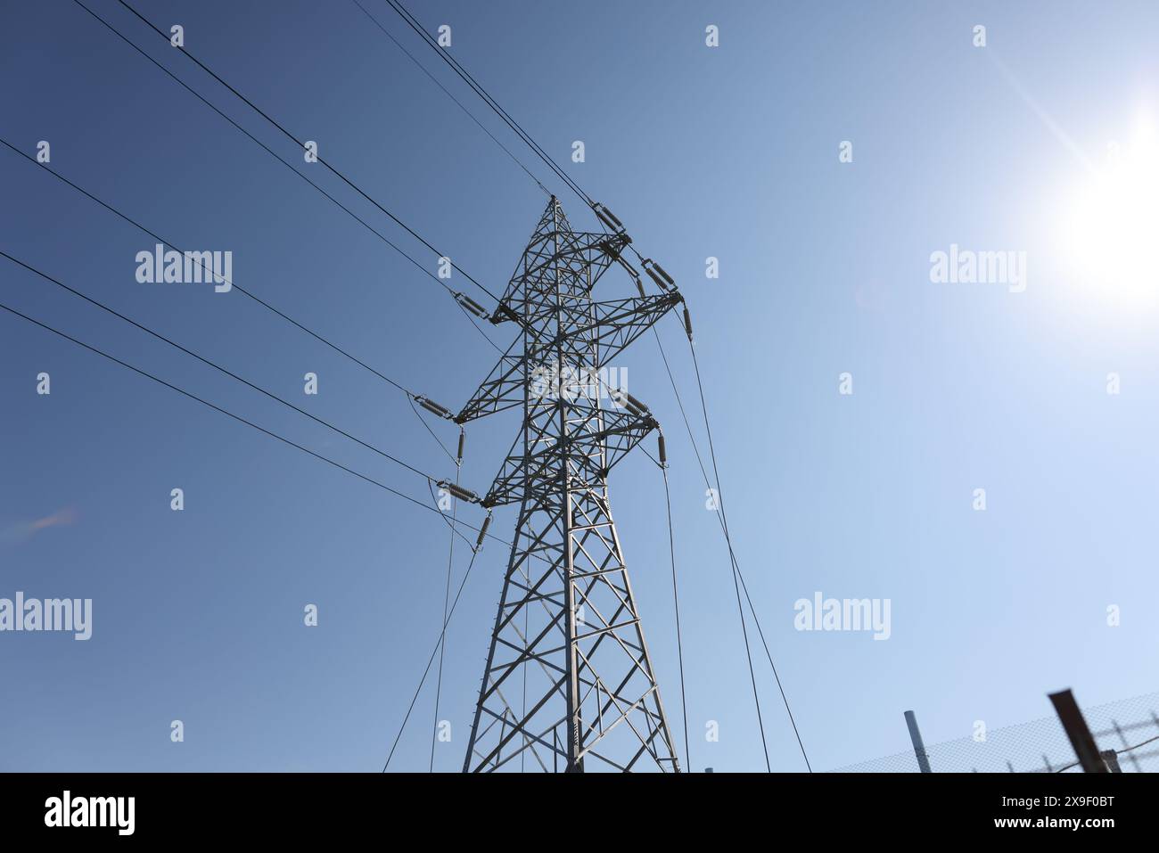 Pôle électrique haute tension. Banque D'Images