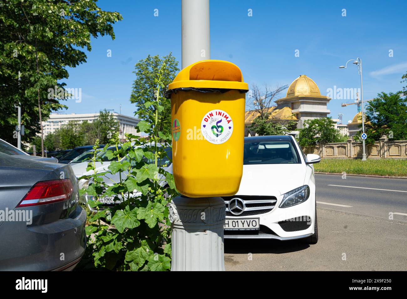 Bucarest, Roumanie. 24 mai 2024. une poubelle dans une rue du centre-ville Banque D'Images