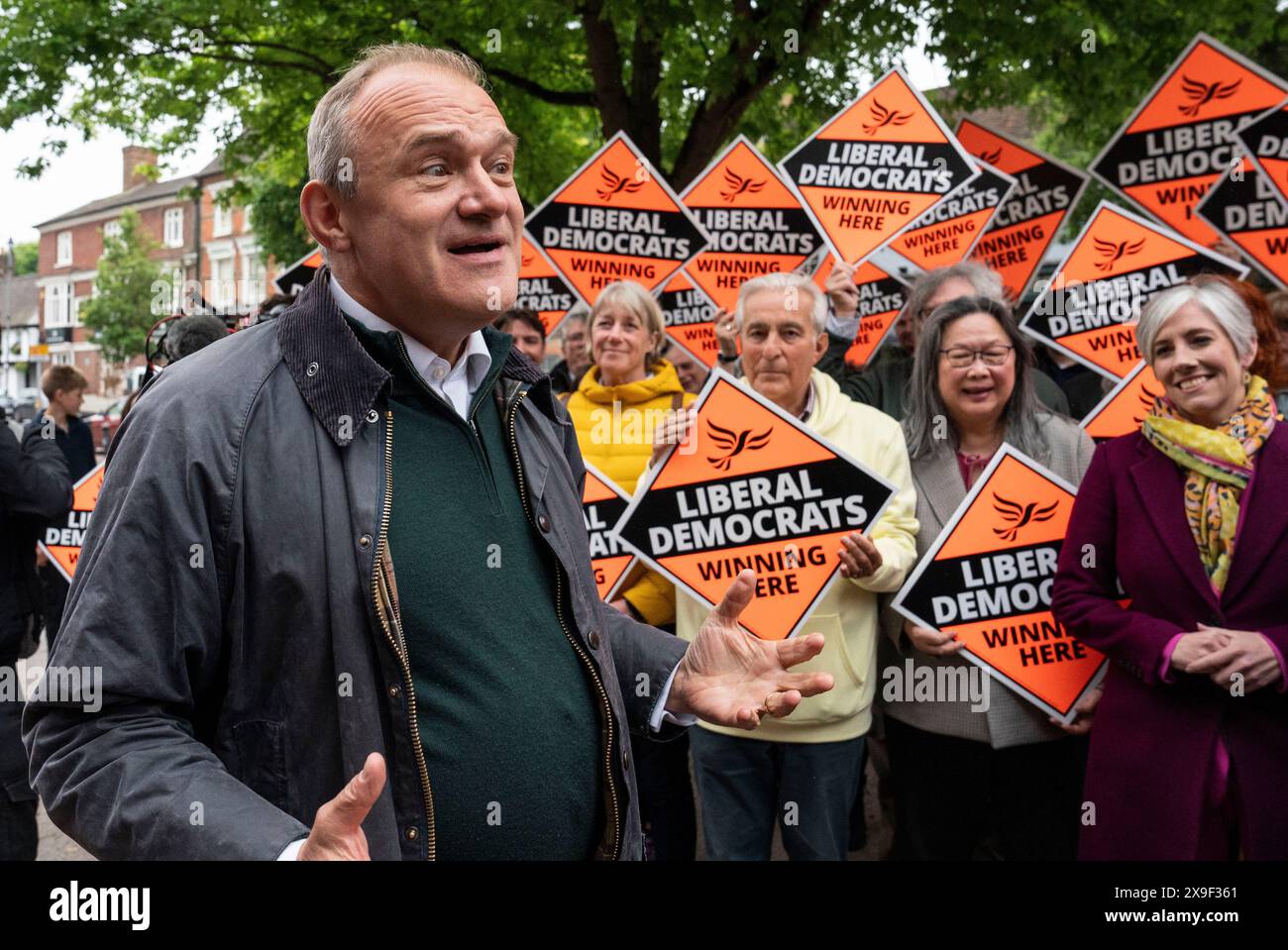 BERKHAMSTED - MAI 31 : Ed Davey, chef des libéraux démocrates, rencontre les partisans du parti à Berkhamsted, Hertfordshire, le 31 mai 2024. Harpenden & Berkhamsted est un nouveau siège marginal, que les libéraux démocrates espèrent prendre aux conservateurs lors des élections générales de juillet 2024. Photo de crédit : David Levenson / Alamy Live News Banque D'Images