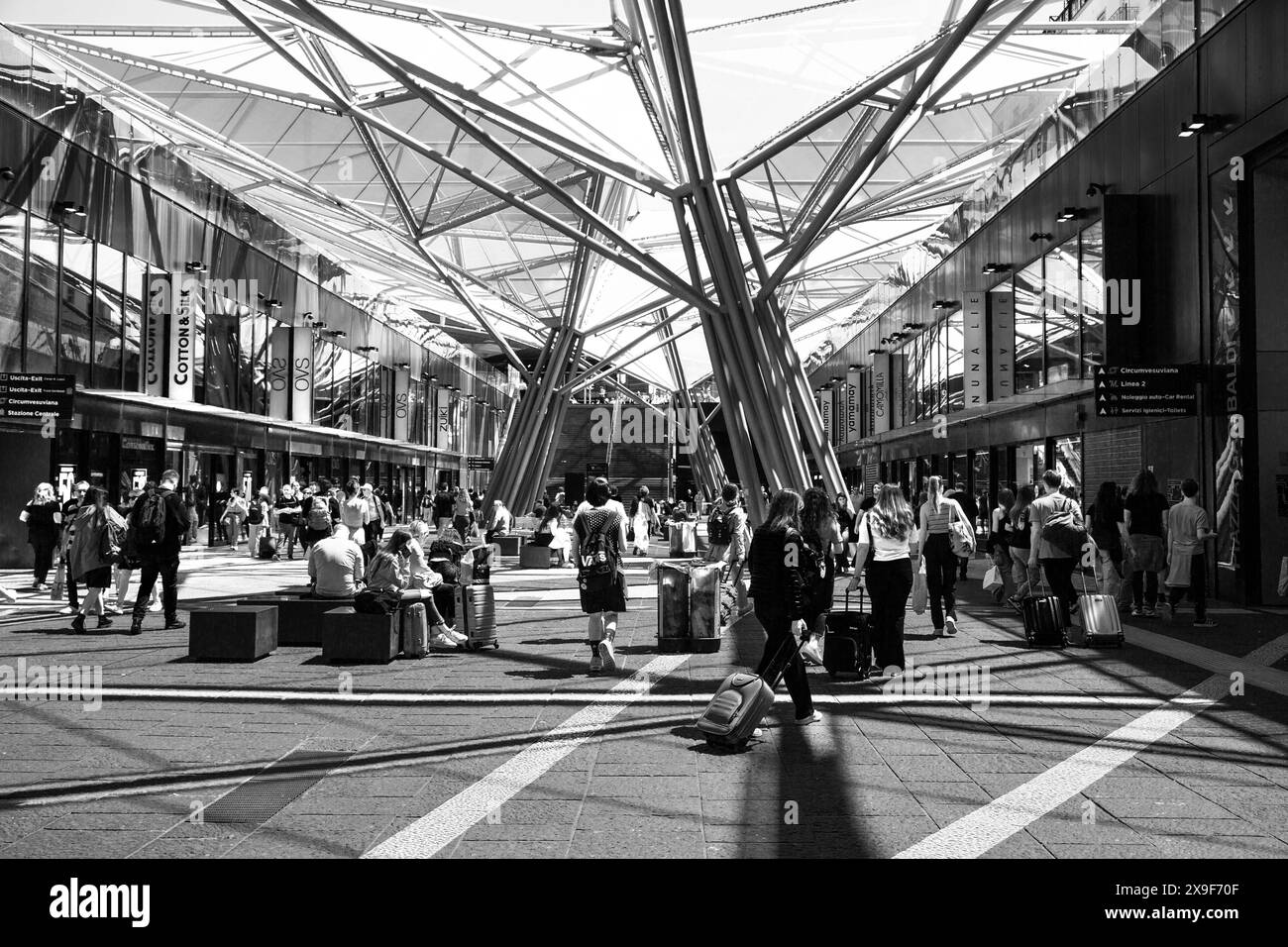 Gare centrale de Naples, scène urbaine intérieure, centre de transport occupé, Banque D'Images