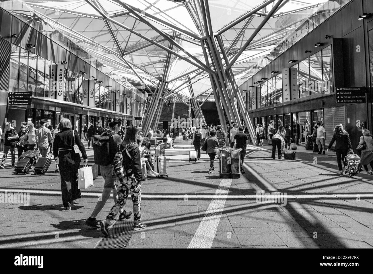 Gare centrale de Naples, scène urbaine intérieure, centre de transport occupé, Banque D'Images