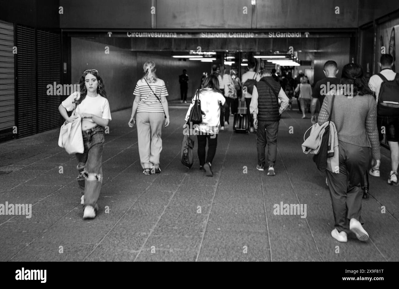 Gare centrale de Naples, scène urbaine intérieure, centre de transport occupé, Banque D'Images