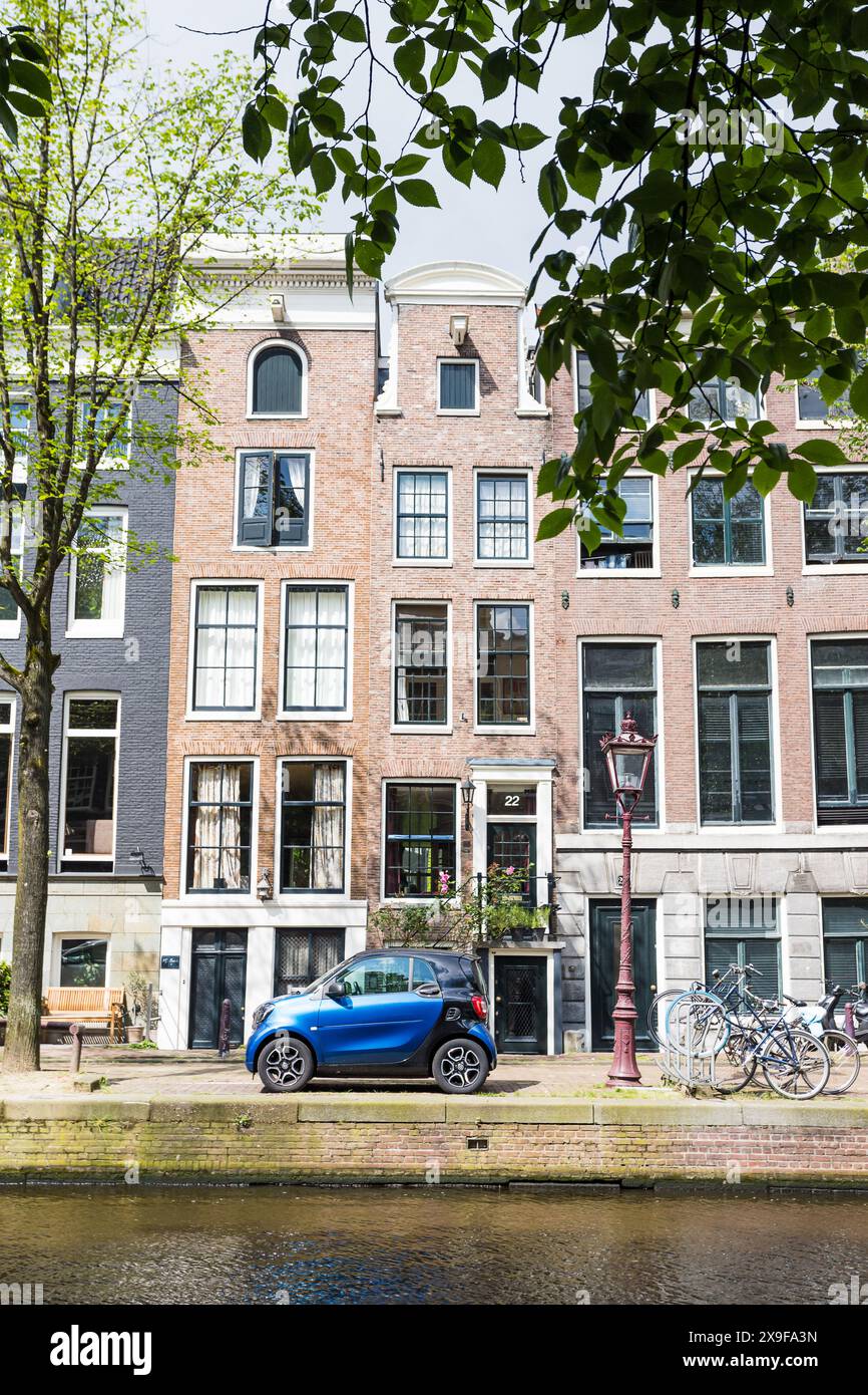 Une voiture électrique moderne photographiée le 28 mai 2024 au bord du canal Reguliersgracht à Amsterdam, aux pays-Bas. Banque D'Images