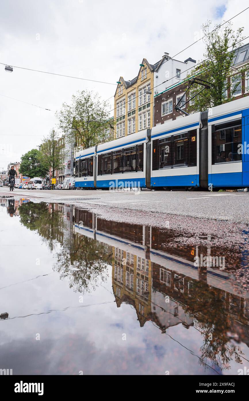 Réflexions d'un tramway le long vu le long de Rozengracht dans le quartier Jordaan d'Amsterdam (pays-Bas) vu le 29 mai 2024. Banque D'Images