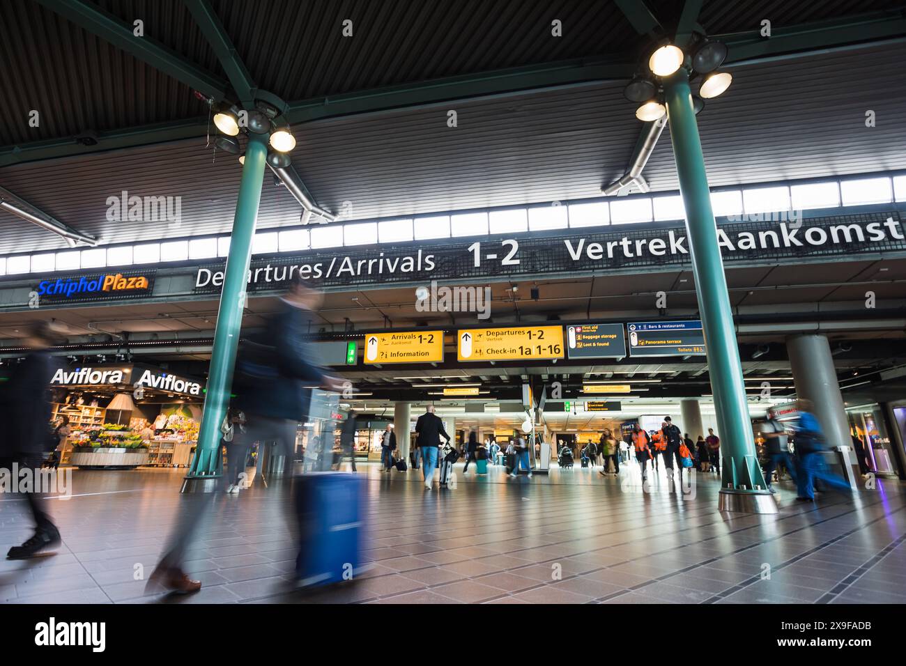 Touristes et navetteurs naviguant à l'aéroport d'Amsterdam Schiphol, pays-Bas photo le 29 mai 2024. Banque D'Images