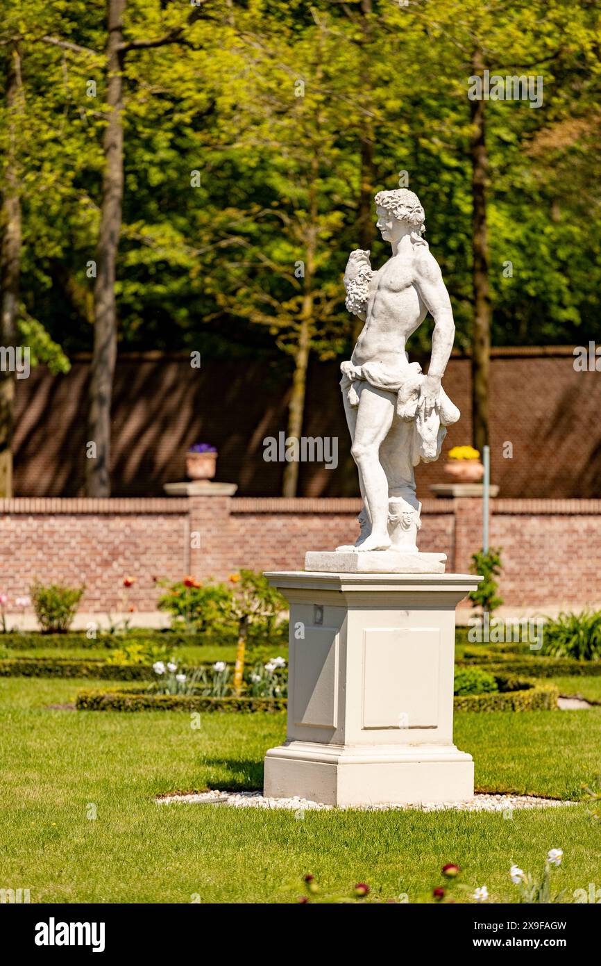 Panorama Paleis Het Loo architecture Musée de la famille royale néerlandaise reflétant dans le toit d'eau de la galerie souterraine. Destination touristique patrimoine culturel Banque D'Images