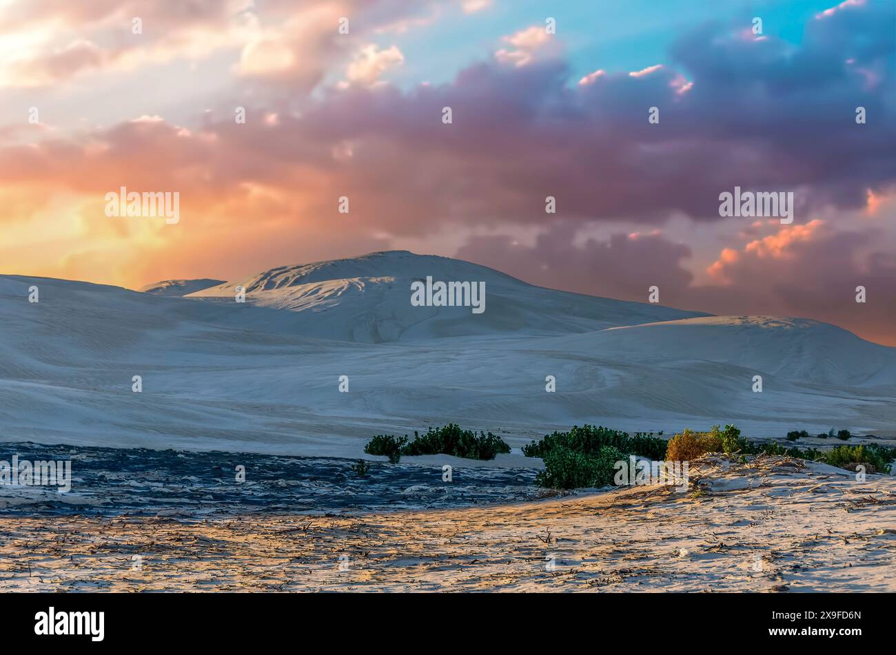 Lever de soleil spectaculaire sur les dunes de sable, Lancelin, Australie occidentale, Australie Banque D'Images
