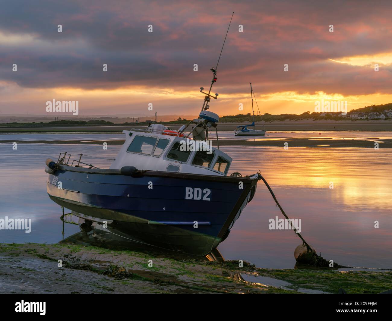 Dernier jour de mai - lever du soleil sur les villages côtiers du nord du Devon d'Instow et Appledore alors que le soleil se brise et illumine le ciel de l'aube et Outg Banque D'Images
