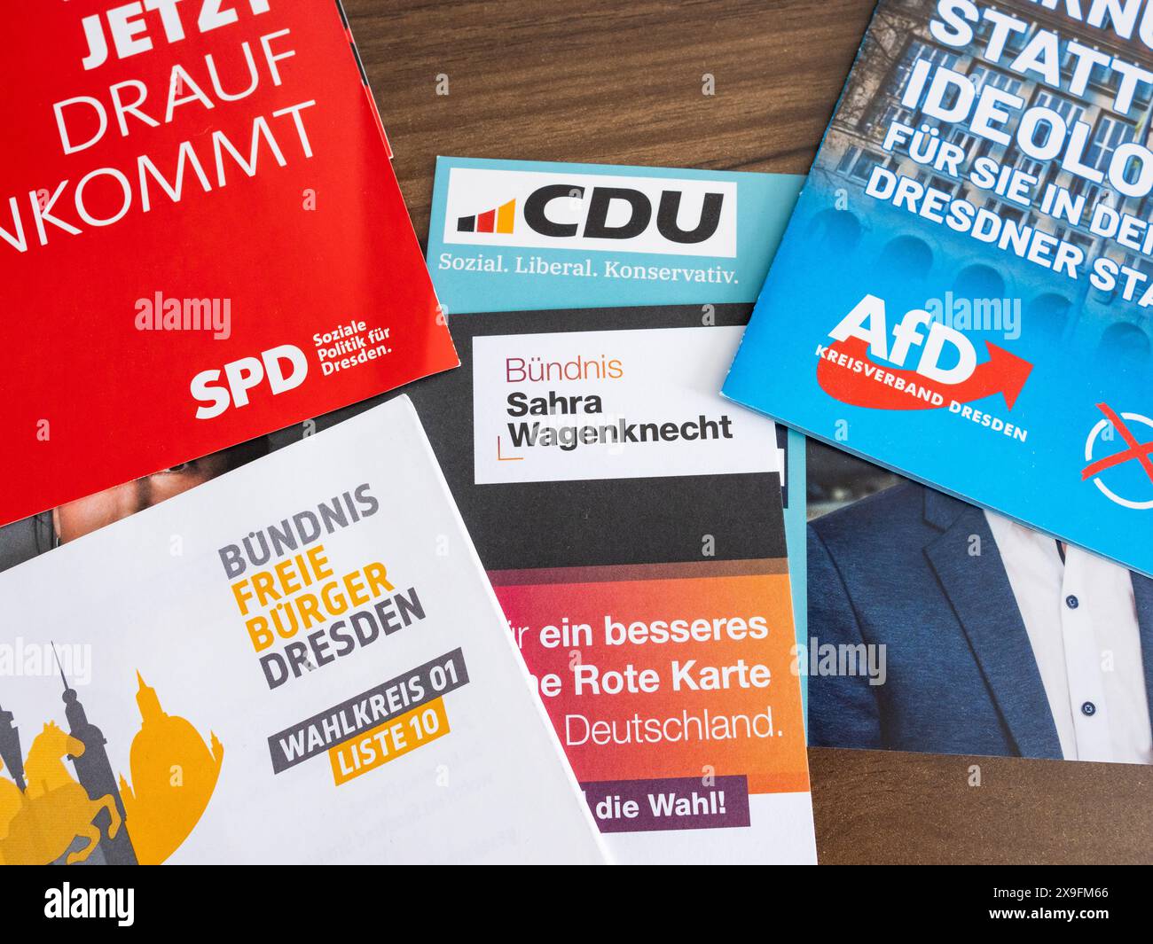 Dépliants politiques pour les élections municipales. Différents partis allemands comme la CDU, SPD, AFD, BSW couchés sur la table. Publicité de boîte aux lettres politique. Banque D'Images