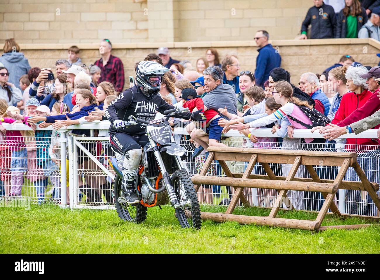 Squibb Freestyle EXTREME motocross fmx effectuant des cascades aériennes passionnantes et dangereuses au Royal Bath and West Show. Crédit John Rose/Alamy Live News Banque D'Images