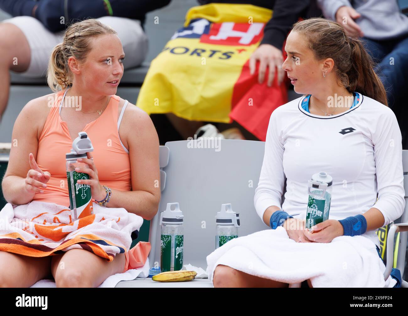 Paris, France. 31 mai 2024. La belge Kimberley Zimmermann et l'italienne Lucia Bronzetti photographiées lors d'un match de tennis contre la paire japonaise Hozumi/Ninomiya, au premier tour du double féminin, lors de l'Open de France Roland Garros, à Paris, France, vendredi 31 mai 2024. Le tournoi de cette année se déroule du 26 mai au 09 juin. BELGA PHOTO BENOIT DOPPAGNE crédit : Belga News Agency/Alamy Live News Banque D'Images