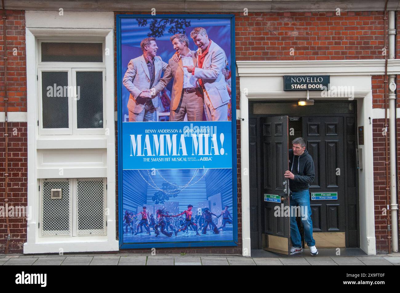 Affiche Mamma Mia à côté de la porte de scène du Novello Theatre, West End, Londres, Angleterre Banque D'Images