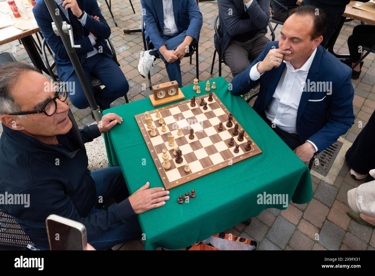 Torino, Italie. 31 mai 2024. Alberto Cirio gioca a scacchi con Giacomo Portas presso la Bocciofila Madonna del Pilone di Torino, Italie. venerdì 31 maggio 2024 - Alberto Cirio joue aux échecs contre Giacomo Portas à la Bocciofila Madonna del Pilone à Turin, Italie. Vendredi 31 mai 2024 (photo Matteo SECCI/LaPresse) crédit : LaPresse/Alamy Live News Banque D'Images