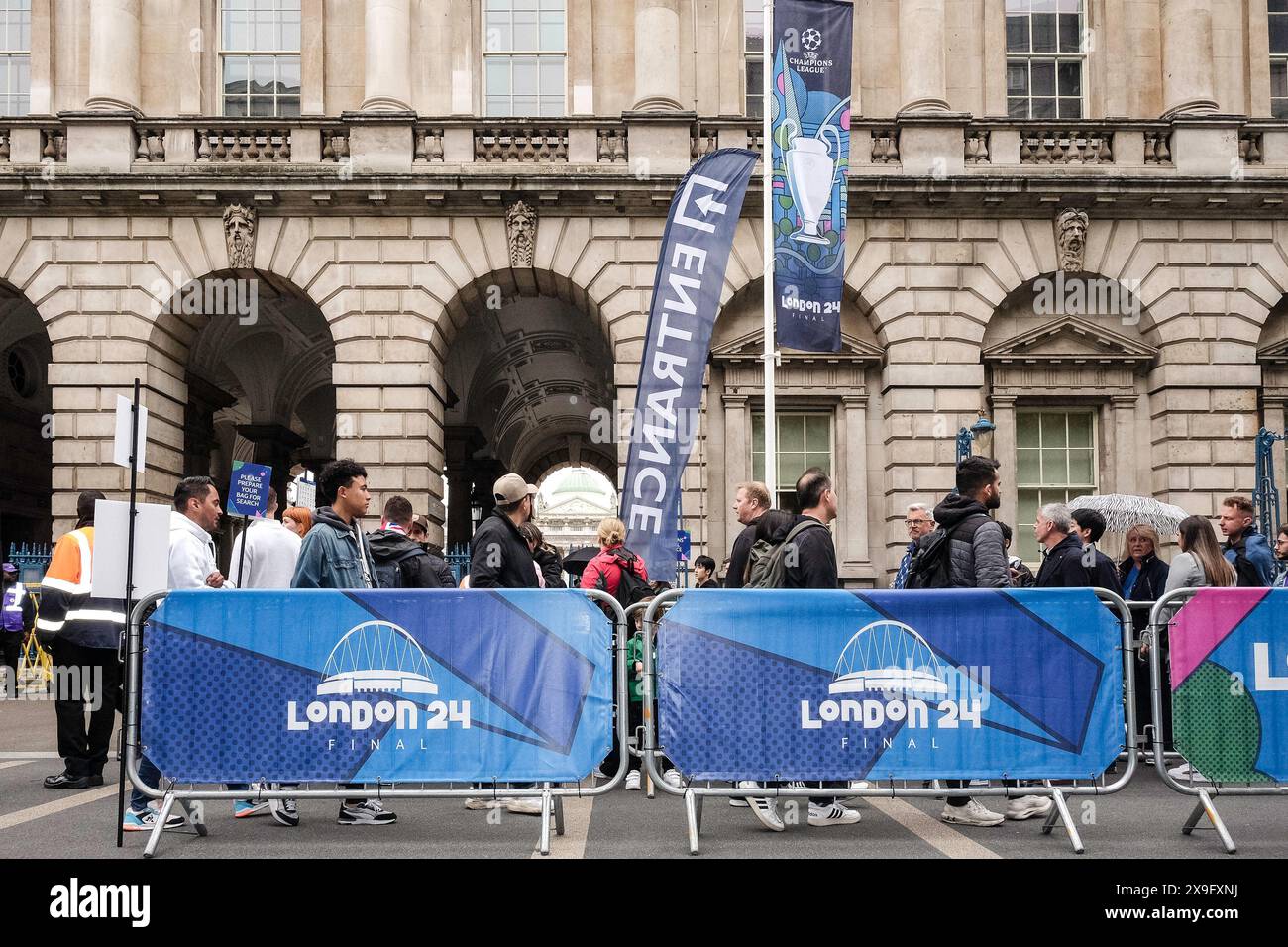 31 mai 2024, Londres. Les fans de football à Londres pour la finale de l'UEFA Champions League entre le Real Madrid et le Borussia Dortmund se réunissent à Somerset House, l'un des lieux du London 24 UEFA Champions Festival. Banque D'Images
