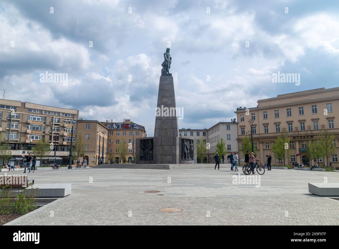 Lodz, Pologne - 14 avril 2024 : belle vue sur la place de la liberté avec le monument Tadeusz Kosciuszko. Banque D'Images