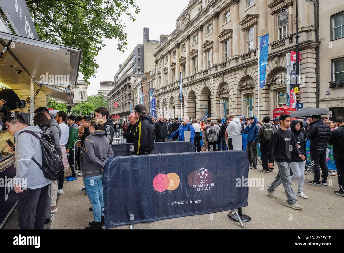 31 mai 2024, Londres. Les fans de football à Londres pour la finale de l'UEFA Champions League entre le Real Madrid et le Borussia Dortmund se réunissent à Somerset House, l'un des lieux du London 24 UEFA Champions Festival. Banque D'Images