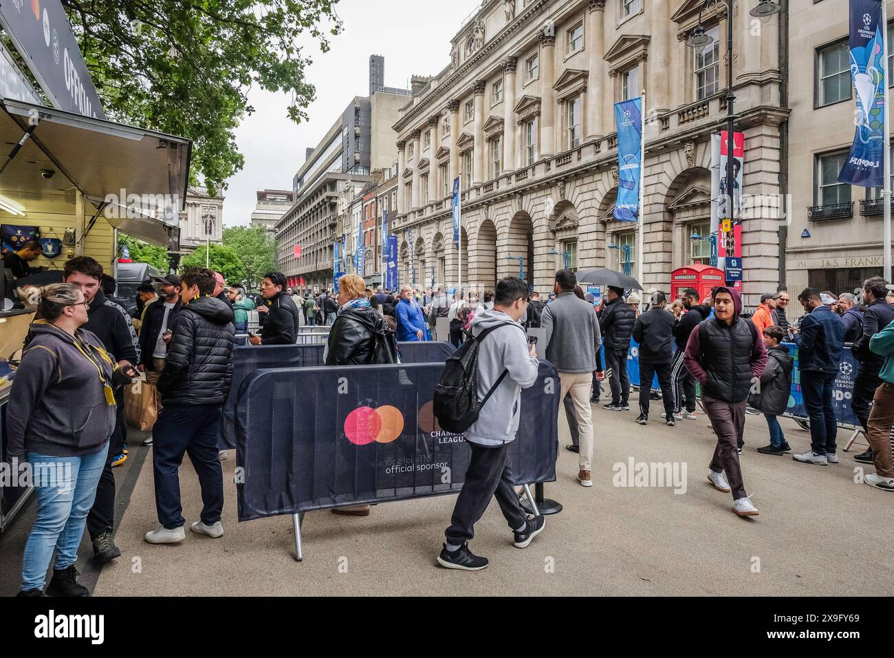 31 mai 2024, Londres. Les fans de football à Londres pour la finale de l'UEFA Champions League entre le Real Madrid et le Borussia Dortmund se réunissent à Somerset House, l'un des lieux du London 24 UEFA Champions Festival. Banque D'Images