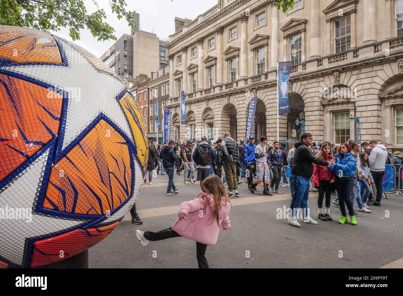 31 mai 2024, Londres. Les fans de football à Londres pour la finale de l'UEFA Champions League entre le Real Madrid et le Borussia Dortmund se réunissent à Somerset House, l'un des lieux du London 24 UEFA Champions Festival. Banque D'Images