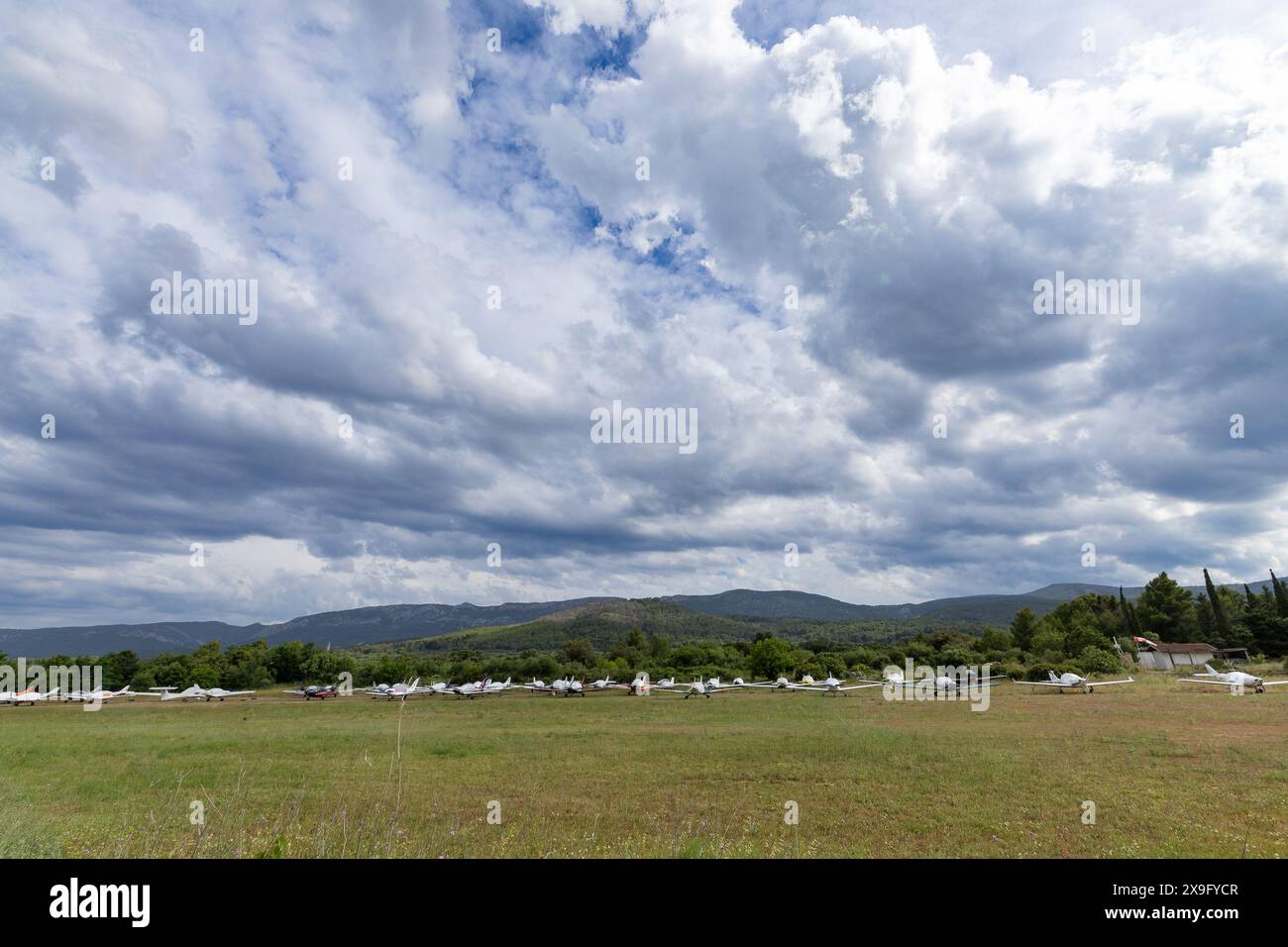 Hvar, Croatie. 31 mai 2024. Des membres de la police et des pompiers inspectent le site de l'accident d'avion à Stari Grad, Hvar, Croatie, le 31 mai 2024. L'avion s'écrase sur la route locale après qu'il a raté la piste en raison de vents violents. Quatre personnes ont été blessées, une dans un avion, et trois d'entre elles étaient des touristes sur une route conduisant un vélo. Photo : Nikola Radovani/PIXSELL crédit : Pixsell/Alamy Live News Banque D'Images