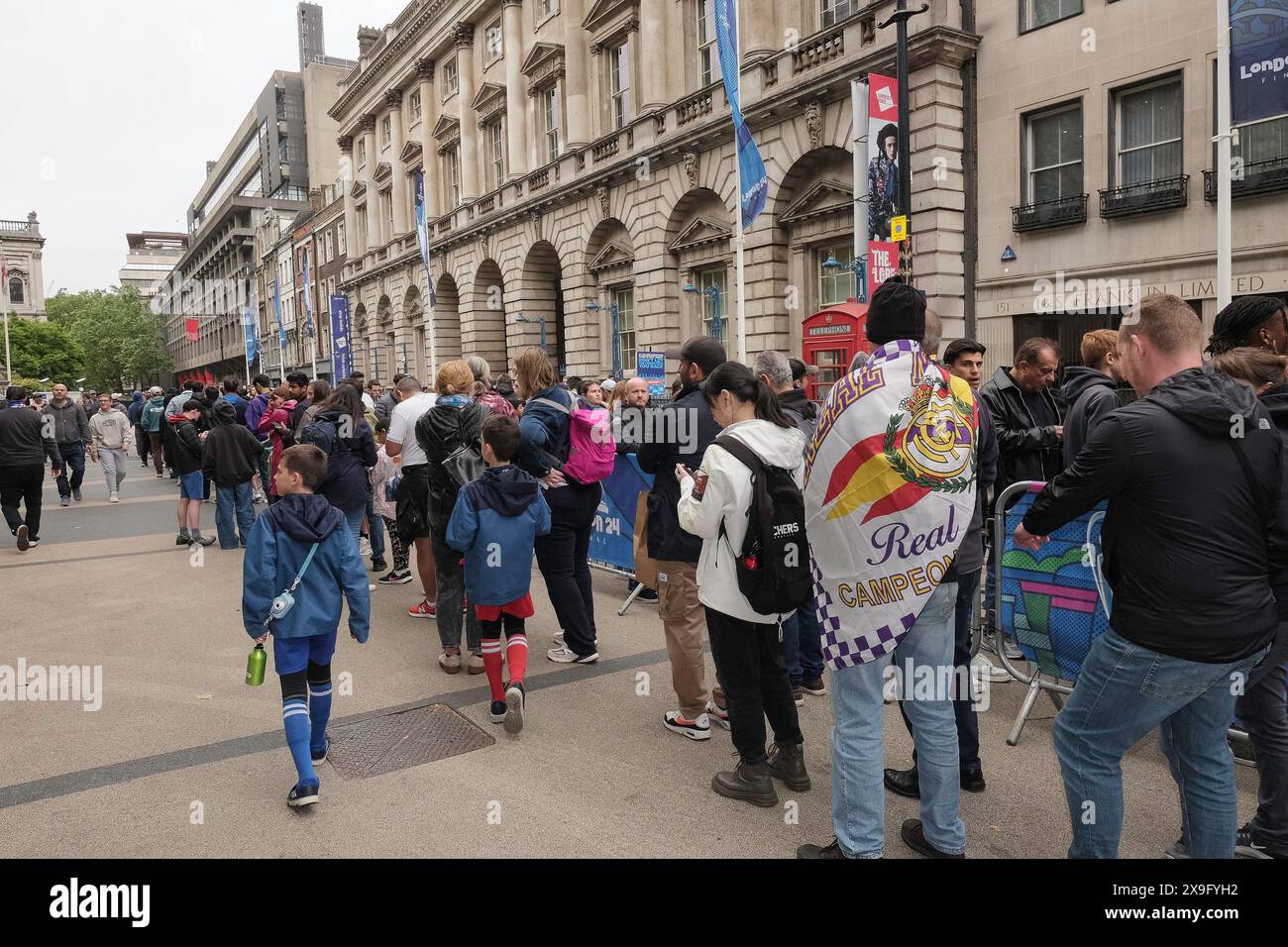 31 mai 2024, Londres. Les fans de football à Londres pour la finale de l'UEFA Champions League entre le Real Madrid et le Borussia Dortmund se réunissent à Somerset House, l'un des lieux du London 24 UEFA Champions Festival. Banque D'Images