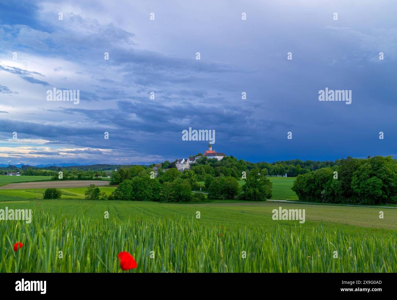 Gewitterwolken über der Landschaft beim Kloster Andechs, Oberbayern, Bayern, Deutschland, Europa Gewitterwolken über der Landschaft beim Kloster Andec Banque D'Images