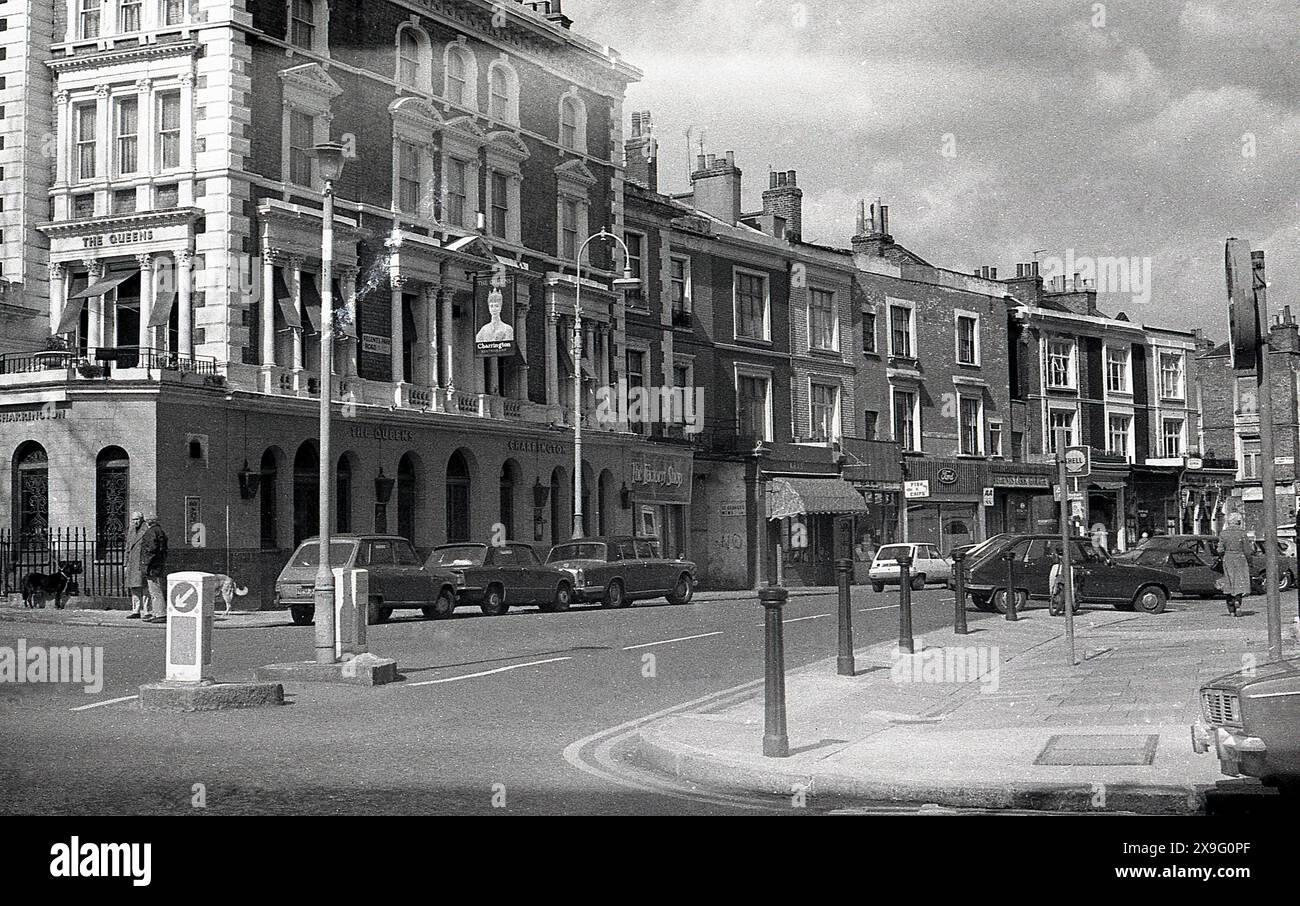Années 1970, historique, vue extérieure du Queens, un pub Charringtons sur Regent Park Rd, dans le quartier londonien de Camden, Angleterre, Royaume-Uni. Banque D'Images