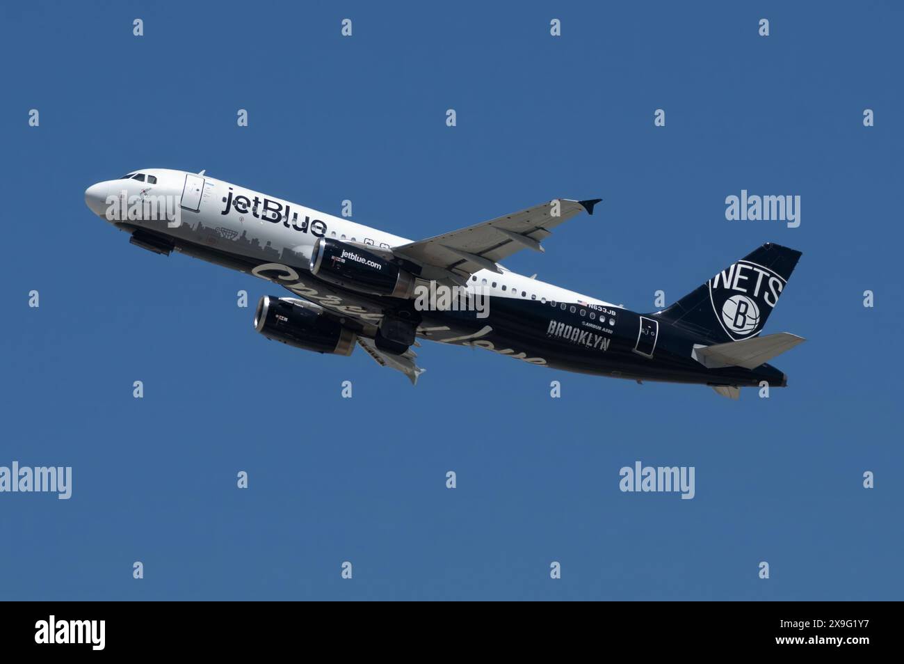 Airbus A320 de JetBlue Airways 'Brooklyn' immatriculé N633JB décollant de LAX, aéroport international de Los Angeles. Banque D'Images