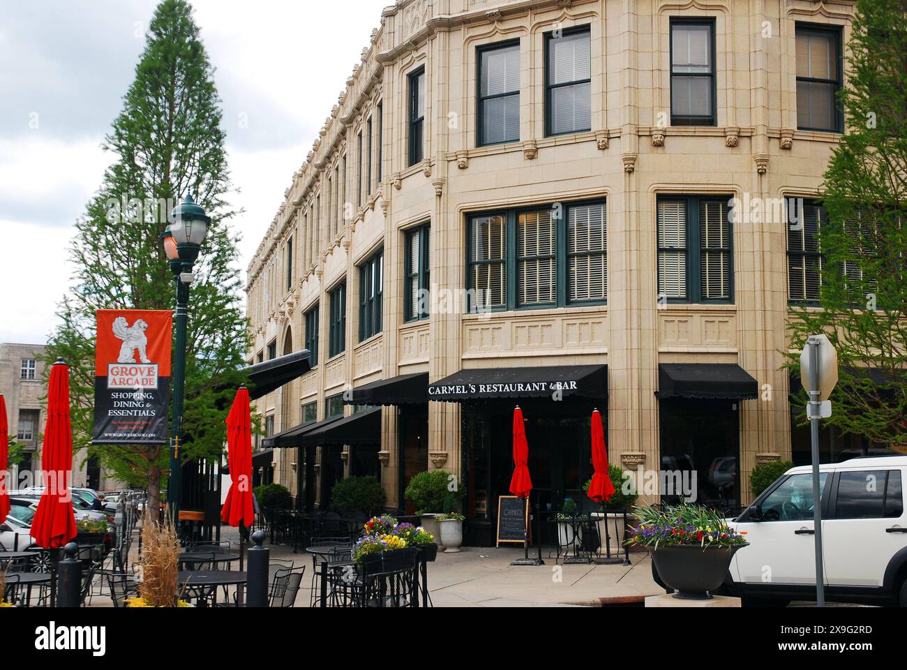 Des tables sont mises en place à Asheville, Caroline du Nord pour les repas en plein air dans le quartier des affaires du centre-ville Banque D'Images