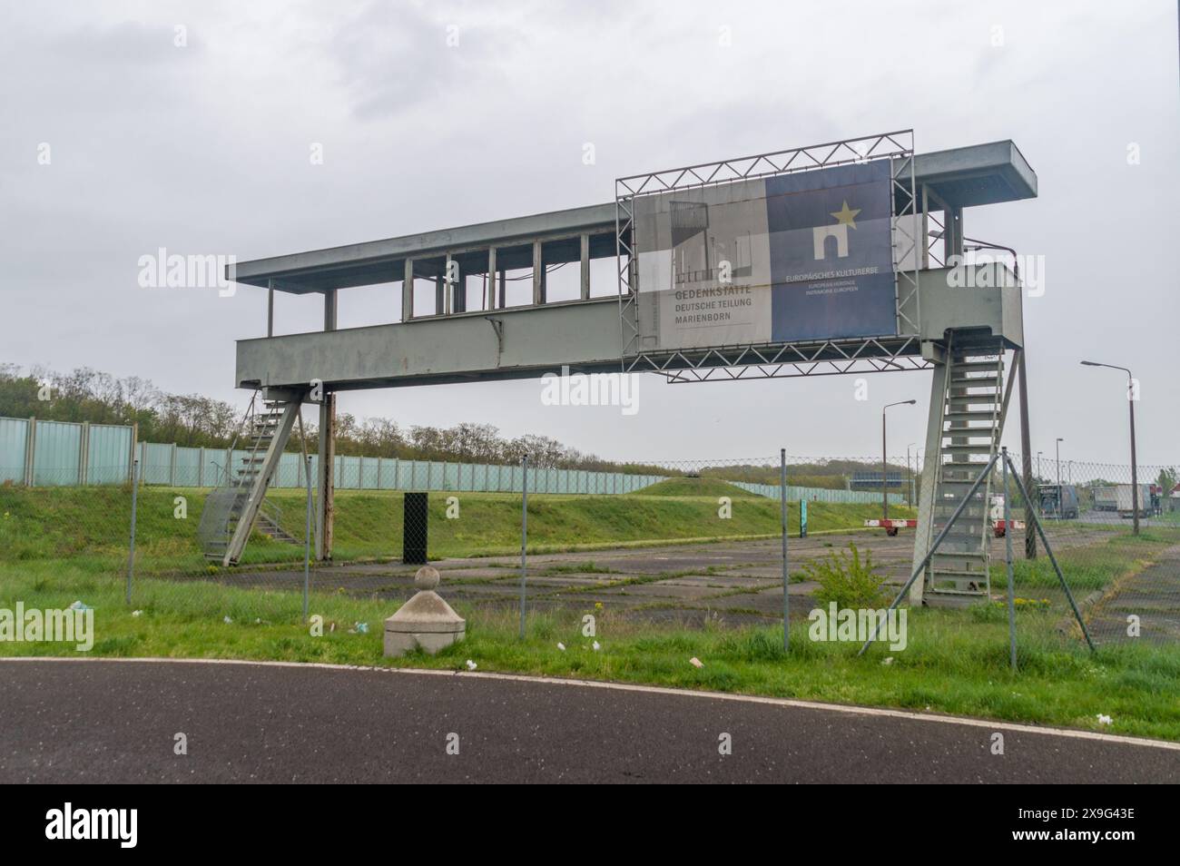 Harbke, Allemagne - 19 avril 2024 : pont d'observation dans la zone de sortie du poste frontière de Marienborn. Banque D'Images