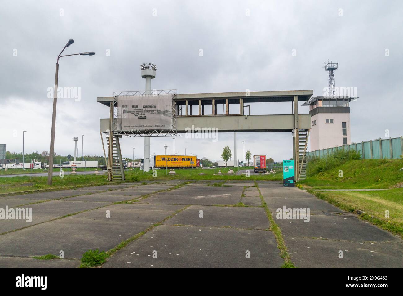 Harbke, Allemagne - 19 avril 2024 : pont d'observation et tour de guet dans la zone de sortie du poste frontière de Marienborn. Banque D'Images