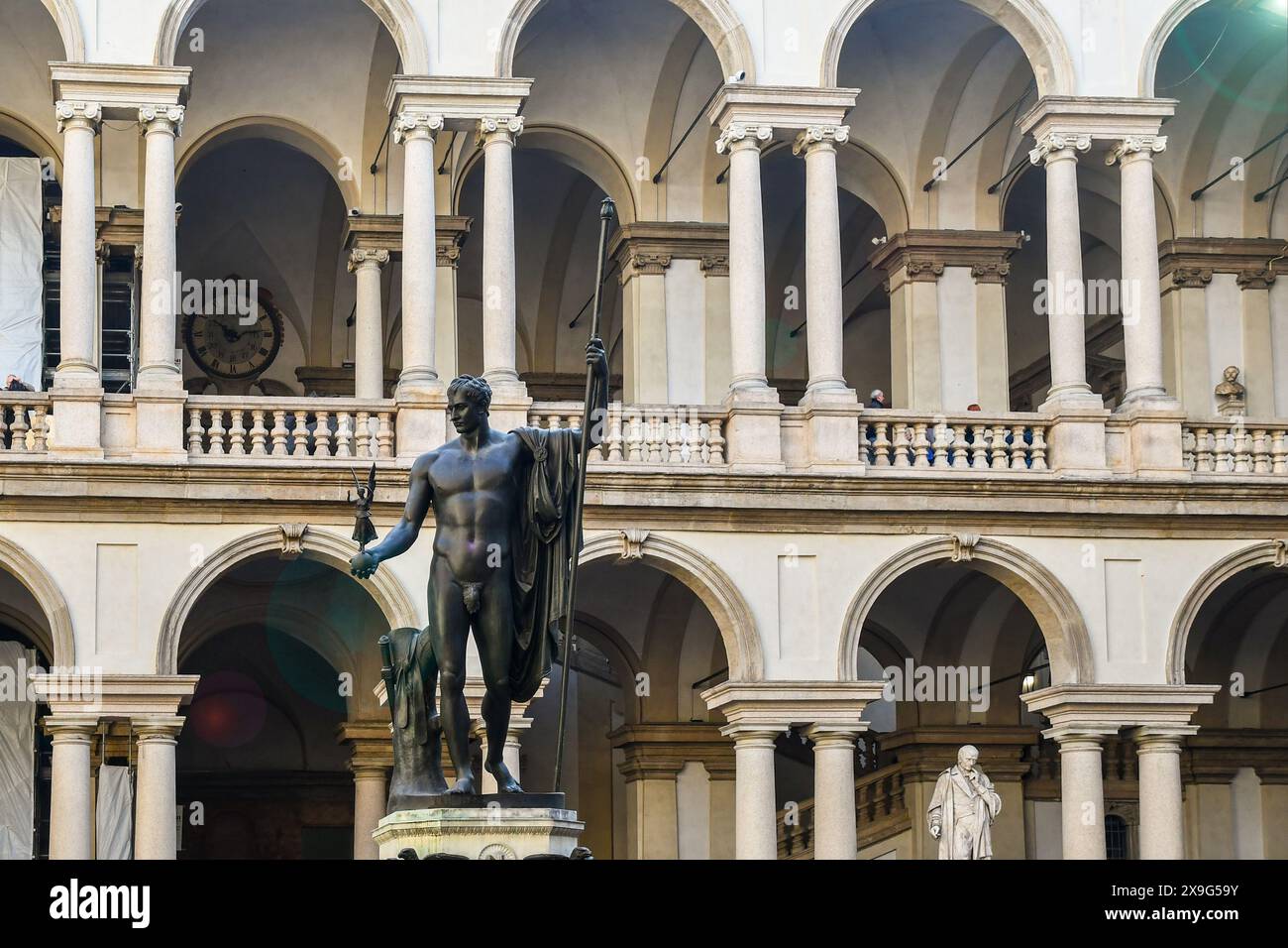 Sculpture en bronze Napoléon comme mars le pacificateur (1810) par Antonio Canova dans la cour principale du Palais de Brera, avec des fusées éclairantes, Milan, Italie Banque D'Images