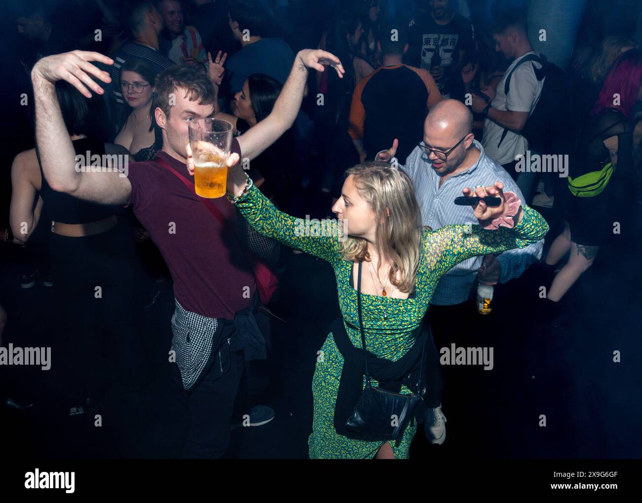 Danser dans une boîte de nuit dans la vie nocturne londonienne Banque D'Images