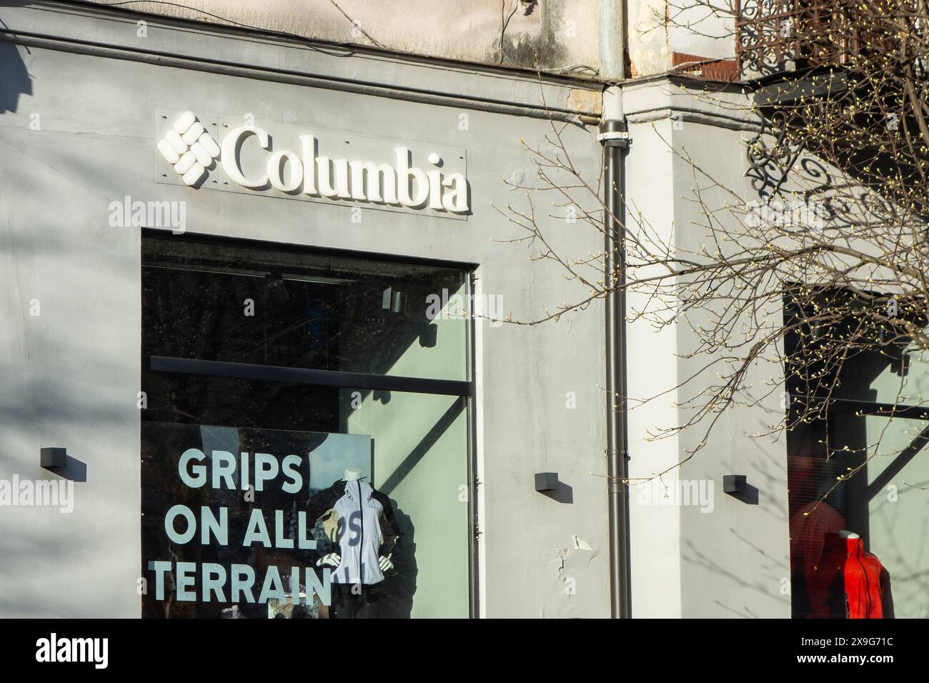 ZAKOPANE, RÉPUBLIQUE TCHÈQUE - 1er MAI 2023 : vitrine de la société Columbia Sportsware avec vitrine Banque D'Images
