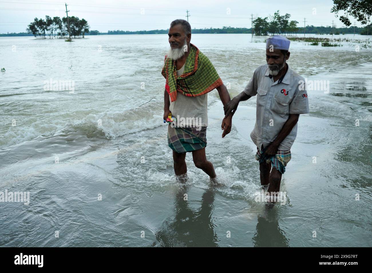 Les gens luttent pour patauger sur la route principale inondée de Lafnaut, dans la région de Goanghat upazila, en raison des fortes pluies qui ont suivi le passage du cyclone Remal au Bangladesh. Le 30 mai 2024 à Sylhet, Bangladesh. (Crédit image : © MD Rafayat Haque Khan/eyepix via ZUMA Press Wire) USAGE ÉDITORIAL SEULEMENT! Non destiné à UN USAGE commercial ! Banque D'Images