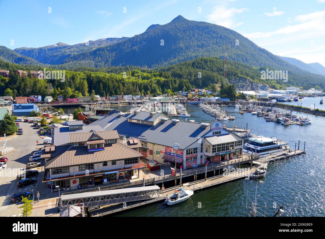 Salmon Landing Market, un centre commercial construit sur pilotis situé sur le port de Ketchikan en Alaska, États-Unis Banque D'Images